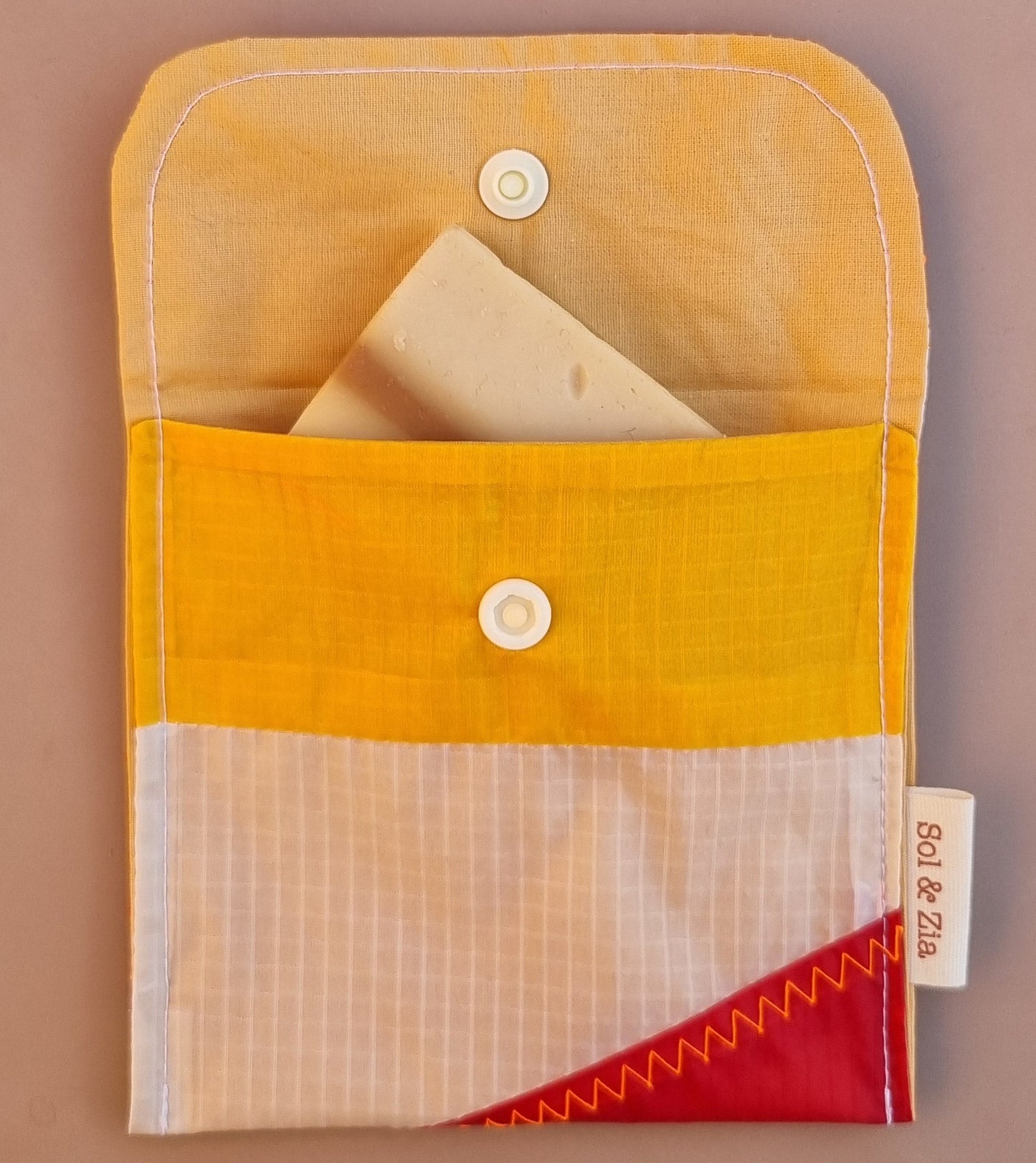 Etui savon rouge blanc jaune
