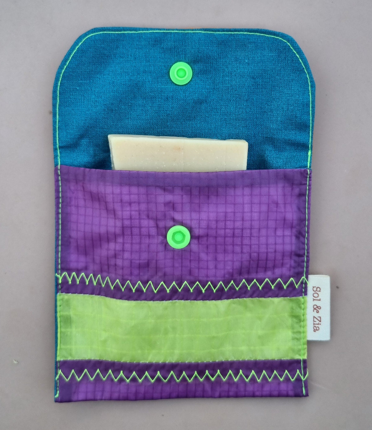 Etui savon jaune violet vert