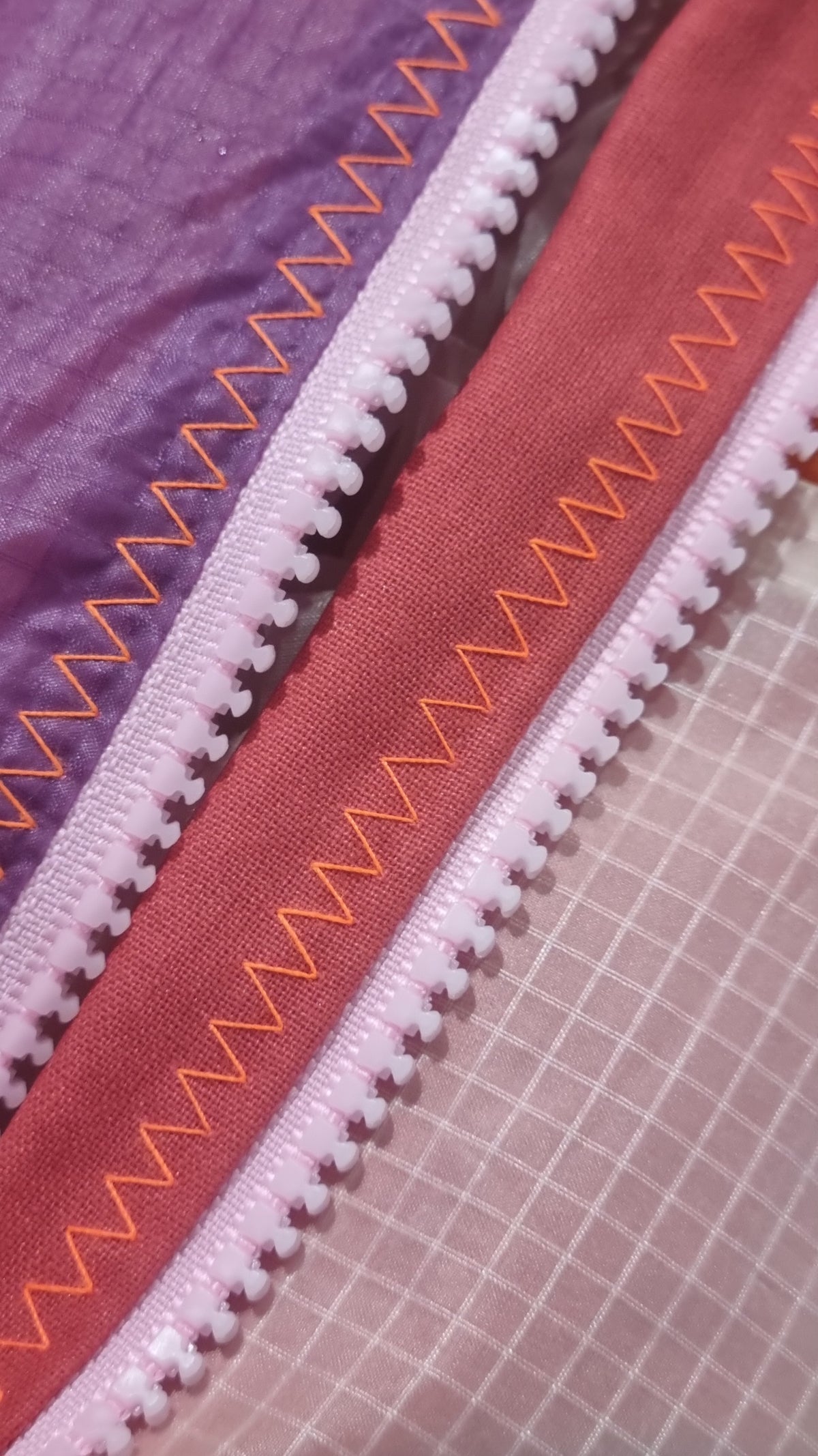 Trousse de toilette violette orange blanc zip rose