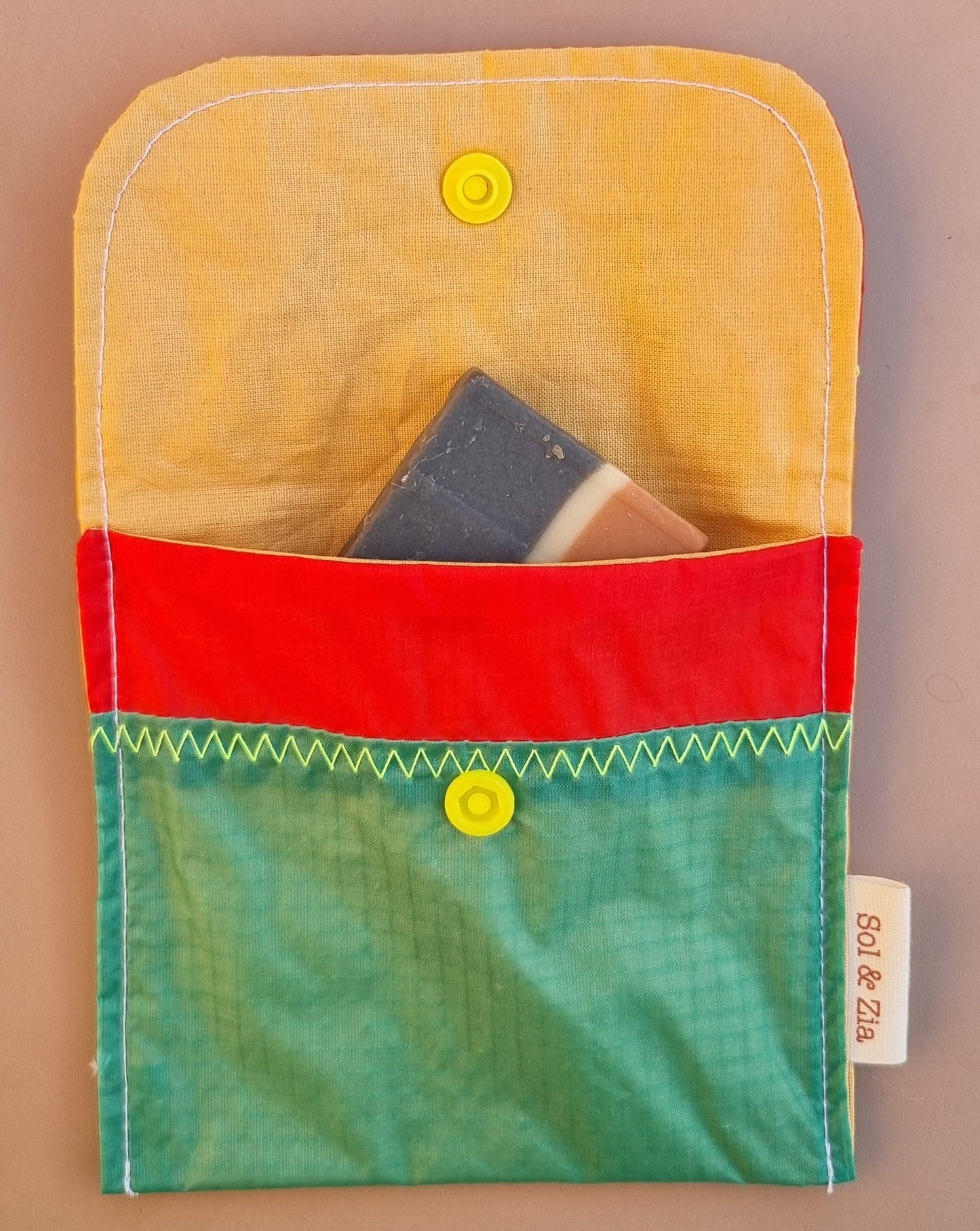 Etui savon rouge vert jaune