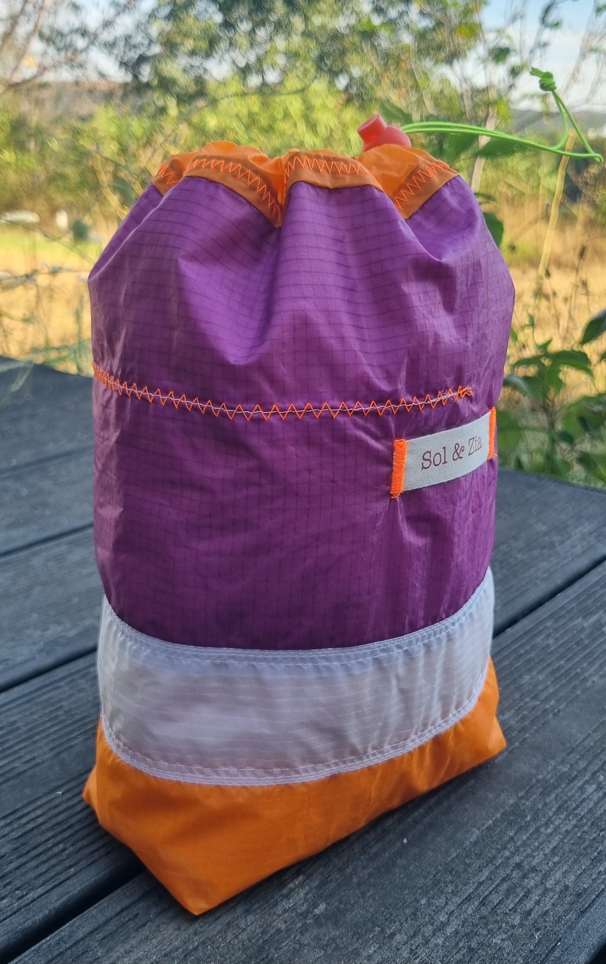 Pochon imperméable violet blanc orange