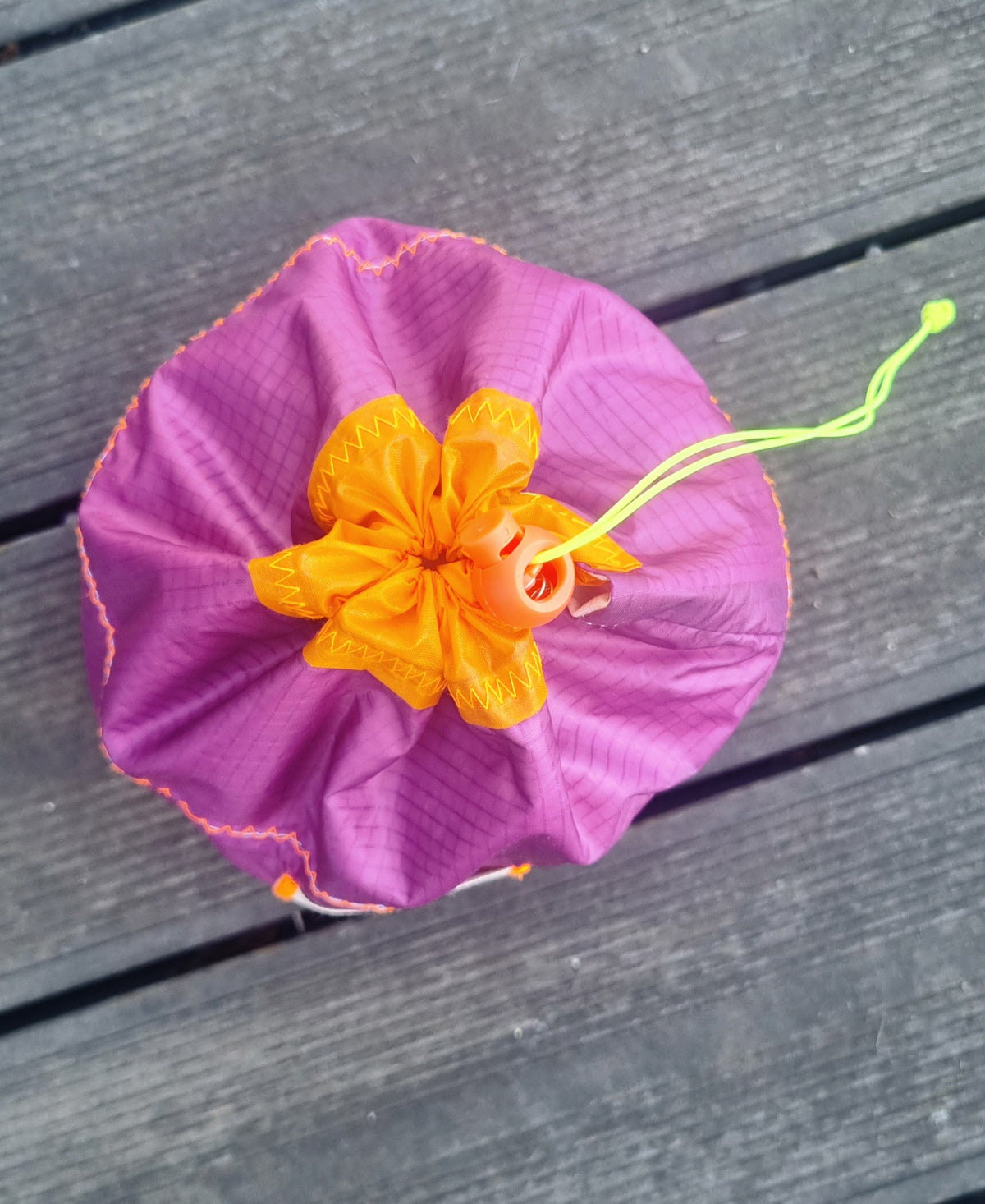 Pochon imperméable violet blanc orange