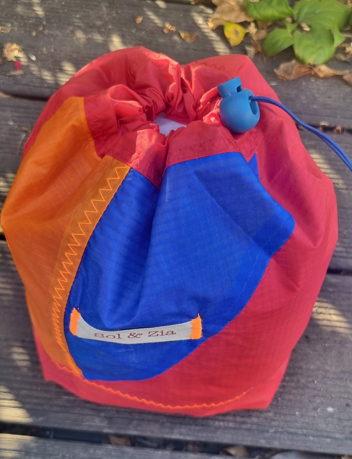 Pochon imperméable rouge bleu orange